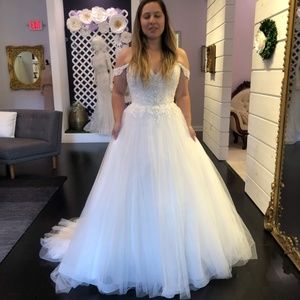 WEDDING DRESS (never used)